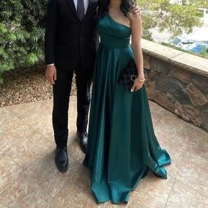 Sz 6 JULES & CLEO EMERALD SATIN PROM ONE SHOULDER FORMAL DRESS RHINESTONE